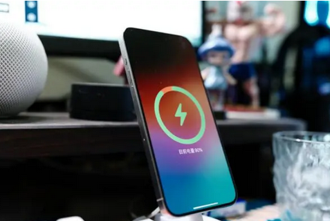 清河门苹果15换屏服务分享用什么充电器给iPhone15充电更好 